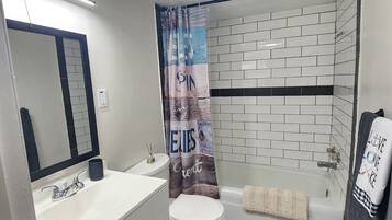 Secadora de cabello, toallas, jabón, shampoo