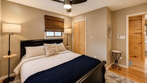 3 bedrooms, iron/ironing board, WiFi (free), bed sheets - Beautiful Lodge in The Hideout!! (Lake Ariel)