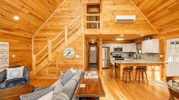 L’intérieur d’une cabane comprend une chambre à coucher située en mezzanine, un coin repas et une cuisine.
