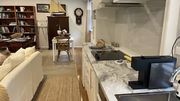 Réfrigérateur, micro-ondes, plaque de cuisson, cafetière/bouilloire