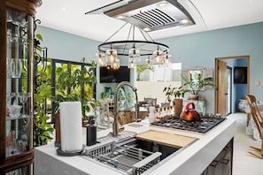 Réfrigérateur, plaque de cuisson, cafetière/bouilloire, grille-pain