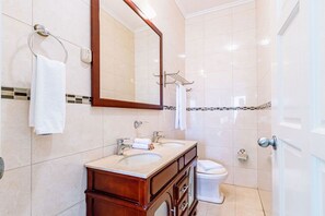 A modern bathroom with two sinks, a large mirror, and a toilet. - 2BR Townhouse 3min walk 2 EagleBeach w/ Pool & BBQ (Oranjestad)