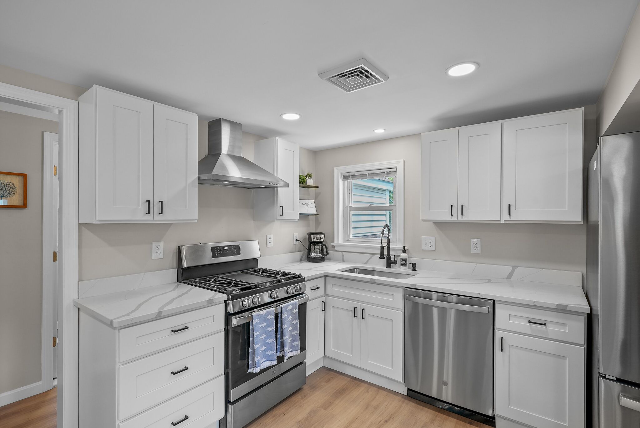 The Coastal Cottage- Superhosts- Hot tub, fire pit, 10 mins to the beach & URI!