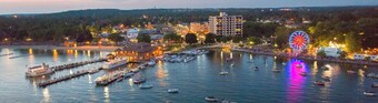 Luxury Property-Walk to lake and downtown Lake Geneva. Pet Friendly, Sleeps 8