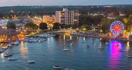 Luxury Property-Walk to lake and downtown Lake Geneva. Pet Friendly, Sleeps 8