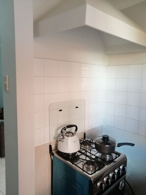 Frigorifero, forno, piano cottura, lavastoviglie