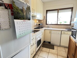 Een koelkast, een microgolfoven, een oven