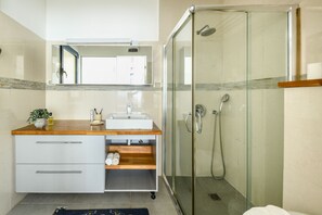 Free toiletries, hair dryer, towels, soap - Stylish 3-BR Apt w Balcony and Parking (Tel Aviv)