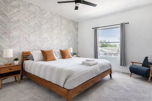 4 bedrooms, iron/ironing board, WiFi, bed sheets - 12 Guest 4 Bedroom Riverwalk Townhome Groups and Family Friendly Parking Modern (San Antonio)