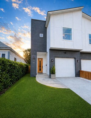 Exterior - 12 Guest 4 Bedroom Riverwalk Townhome Groups and Family Friendly Parking Modern (San Antonio)