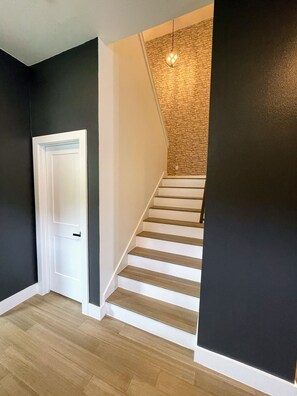 Interior - 12 Guest 4 Bedroom Riverwalk Townhome Groups and Family Friendly Parking Modern (San Antonio)