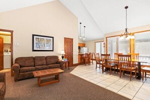 Televisio, takka, tietokoneen näyttö, tulostin