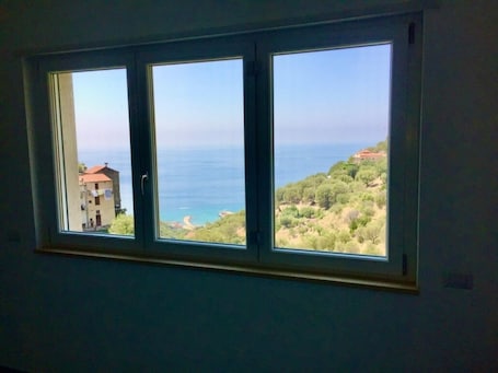 Interni. Monolocale con bagno con vista mare sul porto turistico di Pisciotta Marina