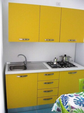 Réfrigérateur, four, tables à manger