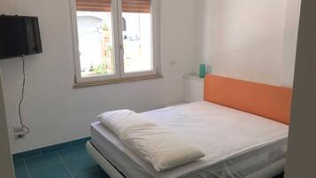 1 habitación, tabla de planchar con plancha, wifi gratis y ropa de cama
