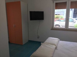 1 chambre, fer et planche à repasser, Wi-Fi gratuit, draps fournis