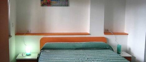 1 soverom, strykejern/-brett, wi-fi (inkludert) og sengetøy