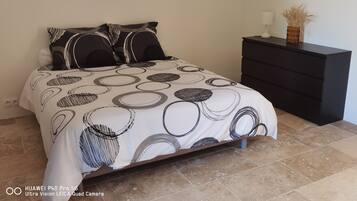 4 bedrooms, travel cot, free WiFi, bed sheets