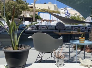 Property grounds - Our hotel is ideal for a romantic trip or family holidays and we love pets! (Santorini)