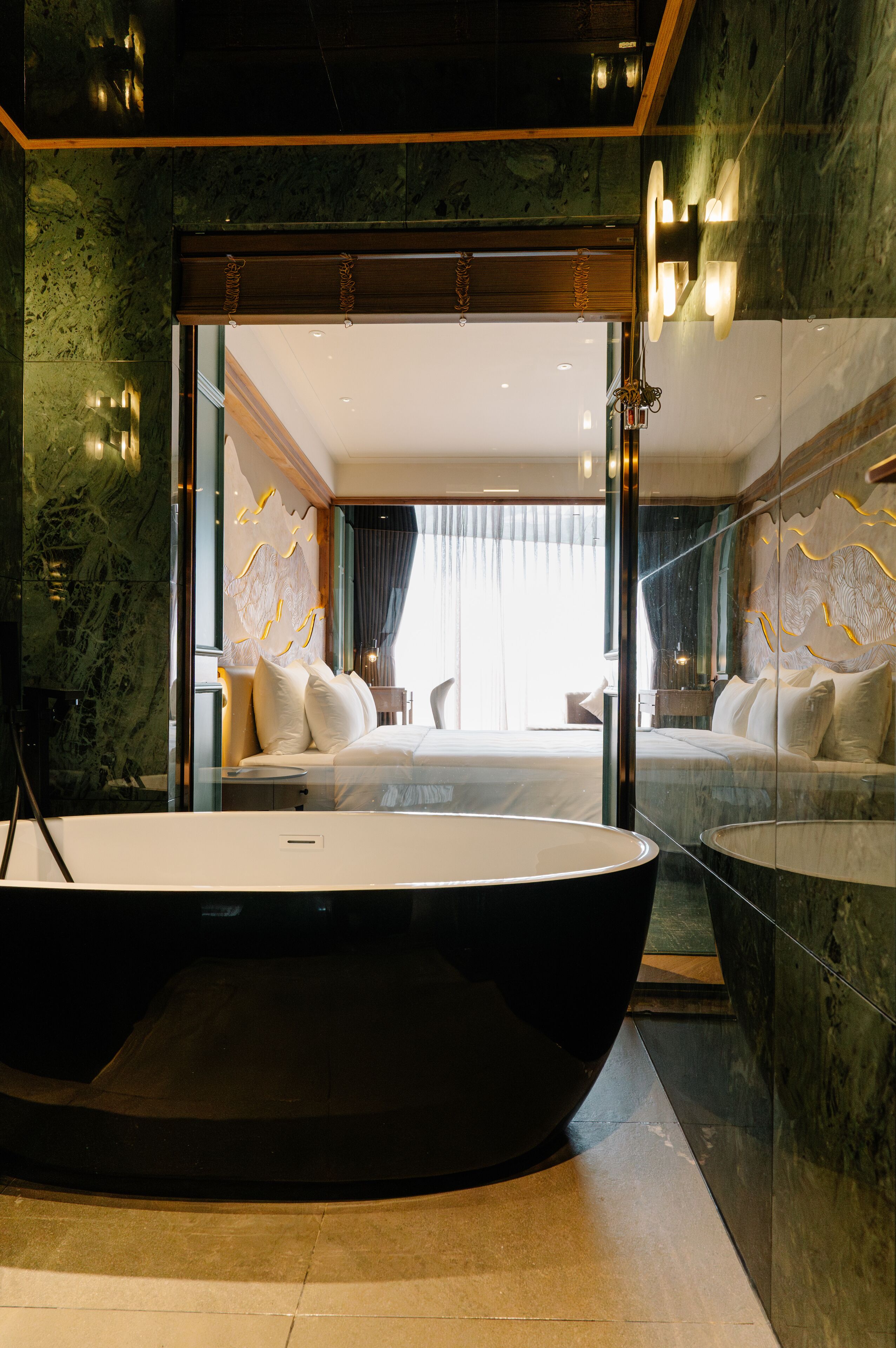 Grand tweepersoonskamer | Badkamer | Een regendouche, designer toiletartikelen, een haardroger, badjassen