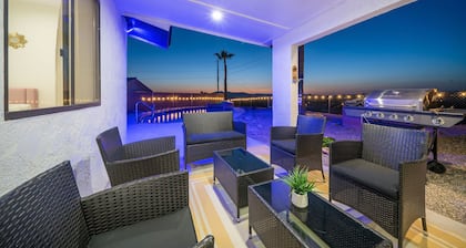 Spacious fun oasis with beautiful lake views&games