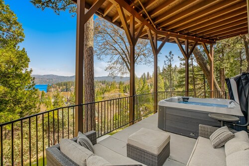 Best Lake View, Hot tub, A/C, Fireplace, Huge Game Room - Short Walk to Lake