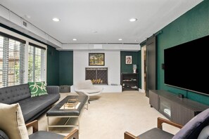 Unclassified image, 3 of 32, button