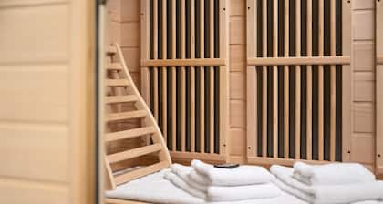 Wonderfully Appointed Home in Day Ranch Style Layout, Pet Friendly, Pool Table, Sauna, Deck, BBQ