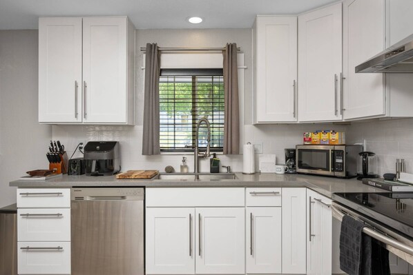 Refrigerador, microondas, horno y parrilla de estufa 