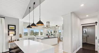 Panoramic Valley and Vineyard Views, Newly Renovated, Pet Friendly, Hot Tub, Games, Walk to Wineries