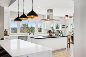 Fridge, microwave, oven, stovetop - Panoramic Valley and Vineyard Views, Newly Renovated, Pet Friendly, Hot Tub, Games, Walk to Wineries (Amity)