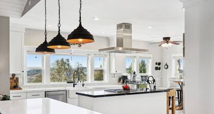 Panoramic Valley and Vineyard Views, Newly Renovated, Pet Friendly, Hot Tub, Games, Walk to Wineries
