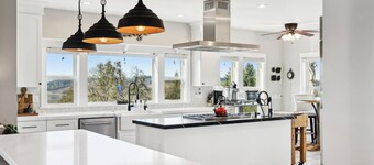 Panoramic Valley and Vineyard Views, Newly Renovated, Pet Friendly, Hot Tub, Games, Walk to Wineries