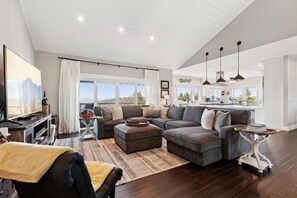 Smart TV, fireplace, foosball, books - Panoramic Valley and Vineyard Views, Newly Renovated, Pet Friendly, Hot Tub, Games, Walk to Wineries (Amity)