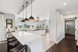 Unclassified image, 2 of 50, button - Panoramic Valley and Vineyard Views, Newly Renovated, Pet Friendly, Hot Tub, Games, Walk to Wineries (Amity)