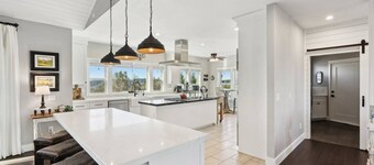 Panoramic Valley and Vineyard Views, Newly Renovated, Pet Friendly, Hot Tub, Games, Walk to Wineries