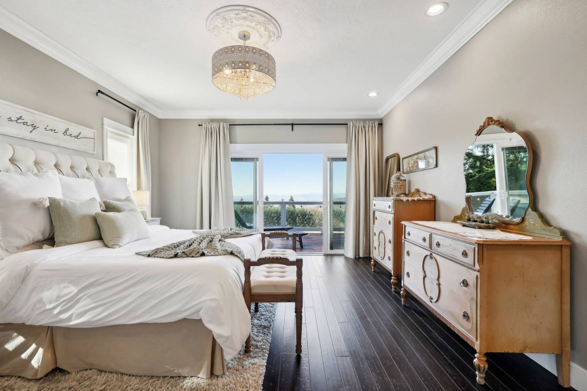 5 dormitorios, escritorio, tabla de planchar con plancha y cuna de viaje