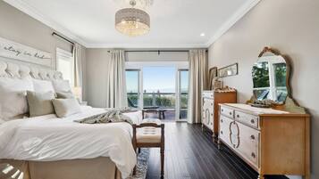 5 bedrooms, desk, iron/ironing board, travel crib