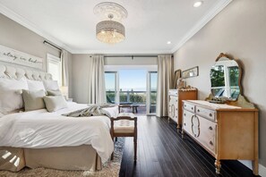 5 bedrooms, desk, iron/ironing board, travel cot - Panoramic Valley and Vineyard Views, Newly Renovated, Pet Friendly, Hot Tub, Games, Walk to Wineries (Amity)