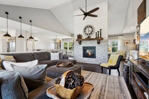 Älytelevisio, takka, pöytäjalkapallopöytä, kirjoja