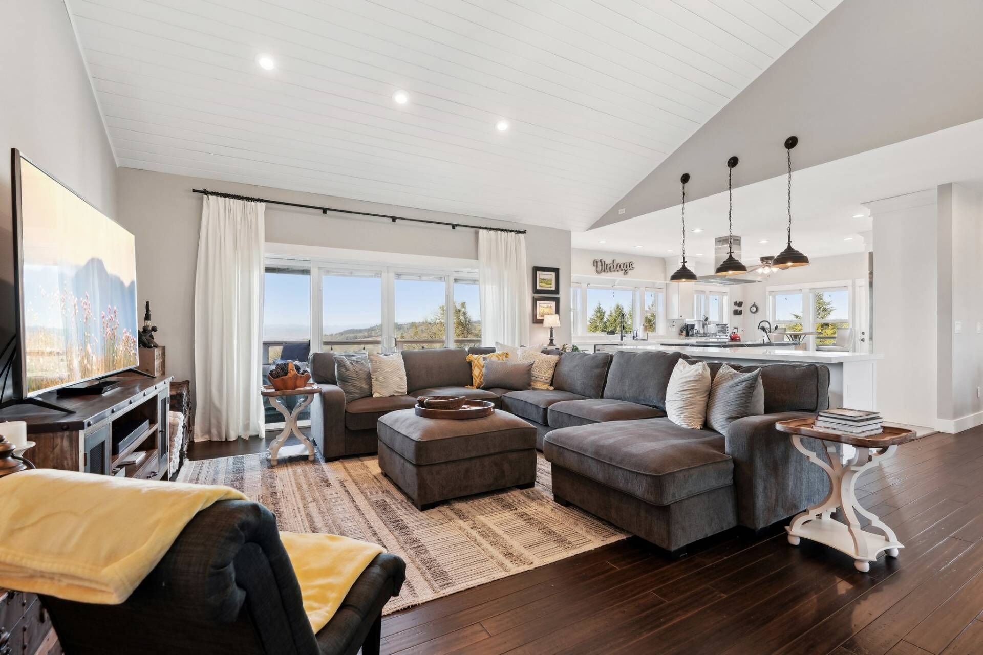 Una Smart TV, una chimenea, un futbolín, libros