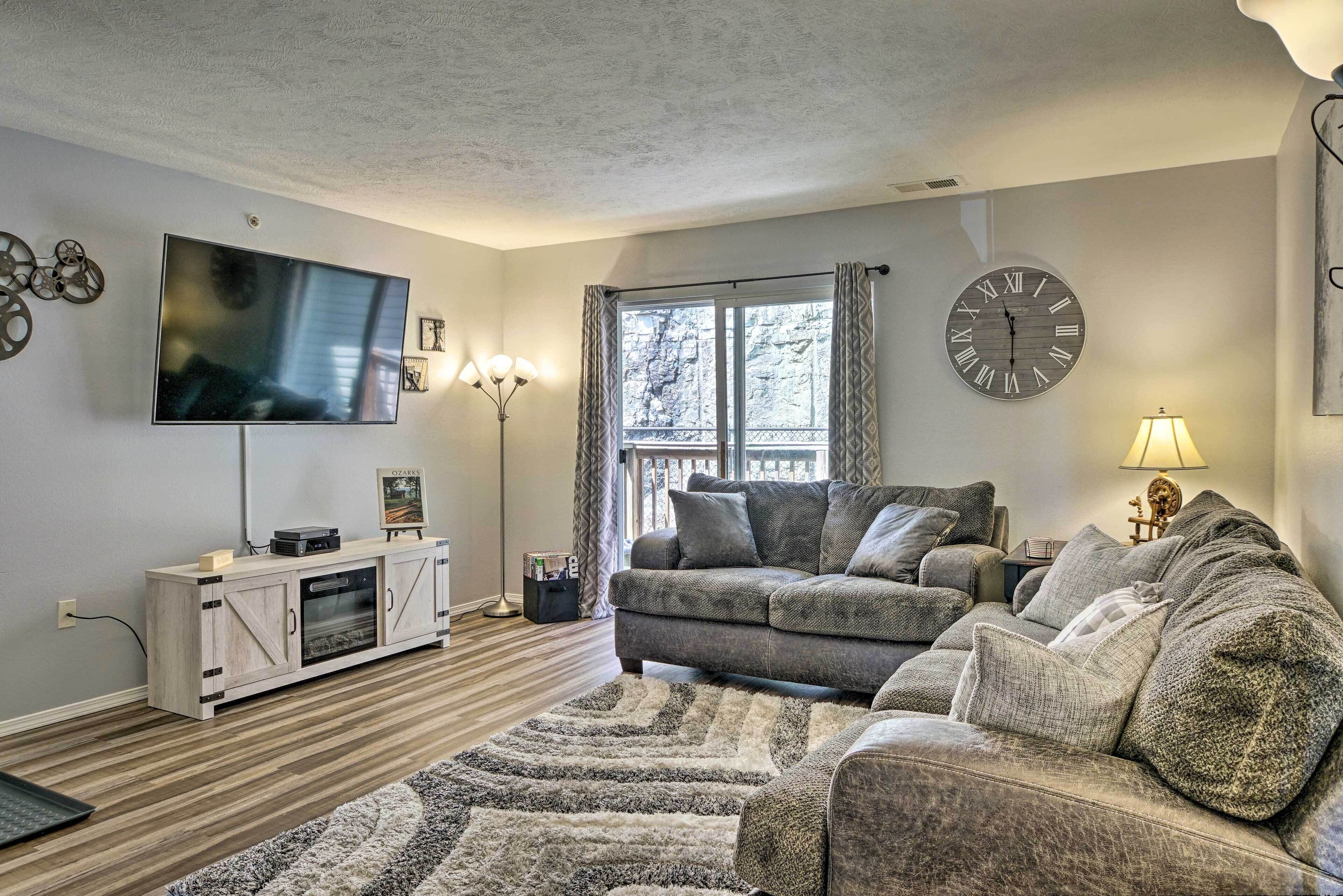 Smart TV, chimenea, reproductor de DVD, libros