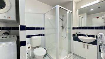 Dusche, Haartrockner, Handtücher, Seife