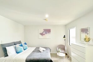 Tabla de planchar con plancha, wifi gratis y ropa de cama