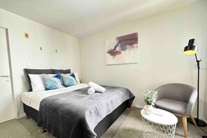 Iron/ironing board, WiFi (free), bed sheets - Convenient Studio Steps from AUT University (Auckland)