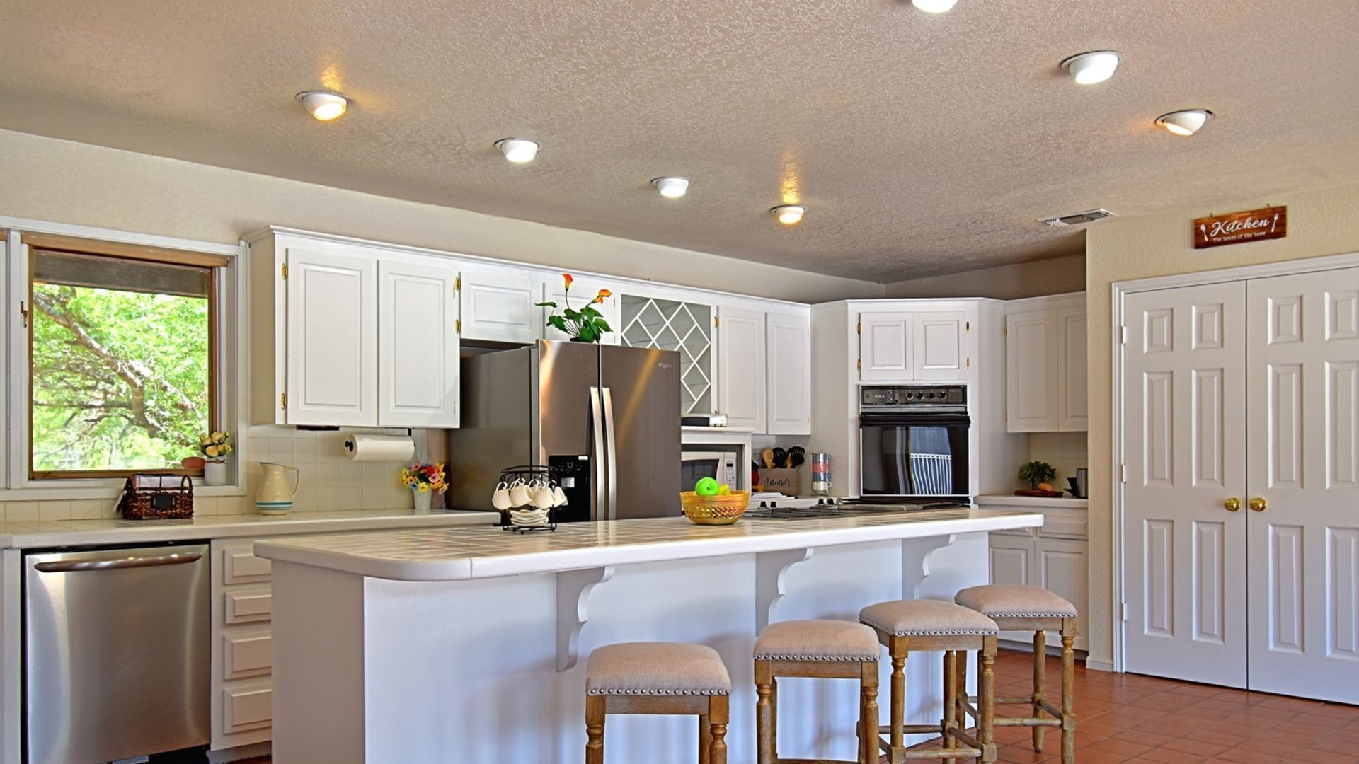 Frigorifero, microonde, forno, piano cottura