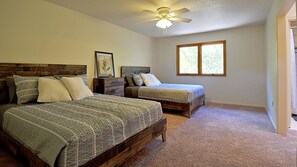 5 bedrooms, iron/ironing board, free WiFi, bed sheets - 7000 sqft house on 5 acre with pool and indoor basketball/Raquetball court (Copperas Cove)