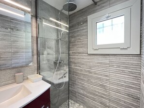 Douche, sèche-cheveux