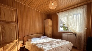 5 chambres, fer et planche à repasser, lit de bébé portatif