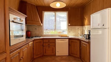 Een koelkast, een magnetron, een oven, een vaatwasser